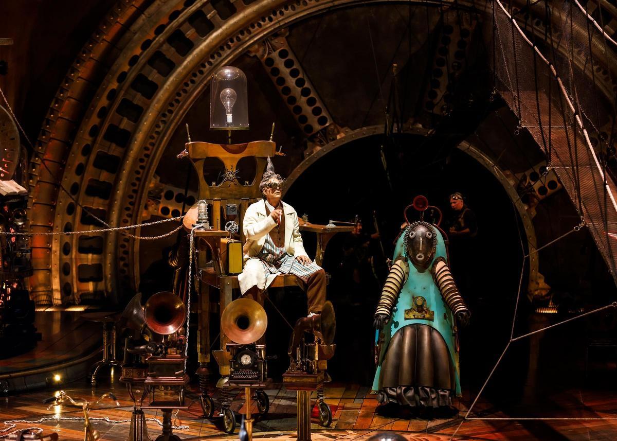 David Coll interpretando al científico y protagonista del espectáculo Kurios del Circo del Sol.