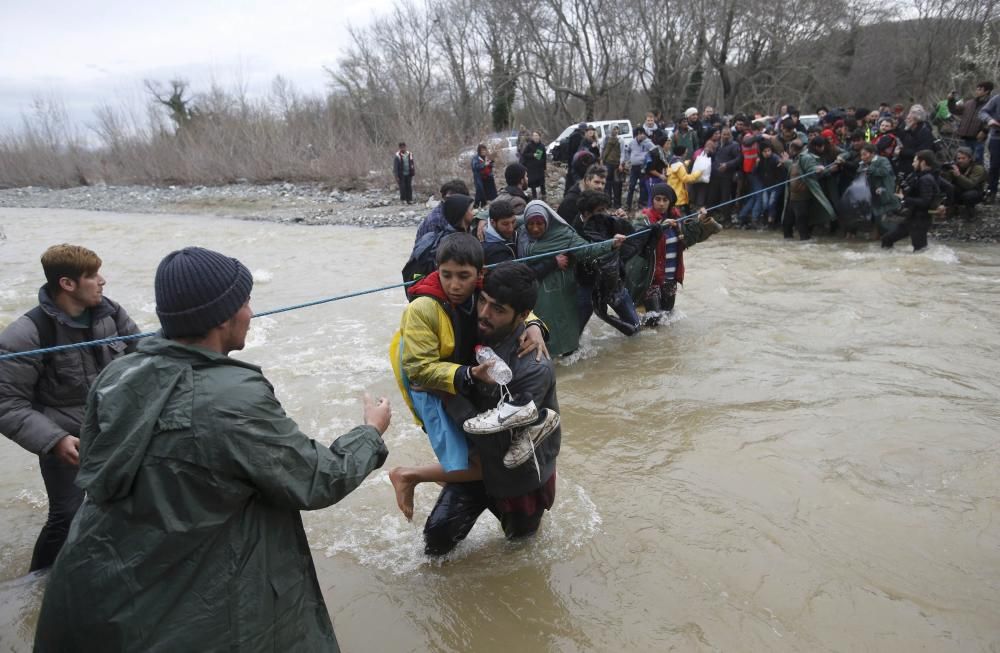 Miles de refugiados cruzan un río para acceder a Macedonia