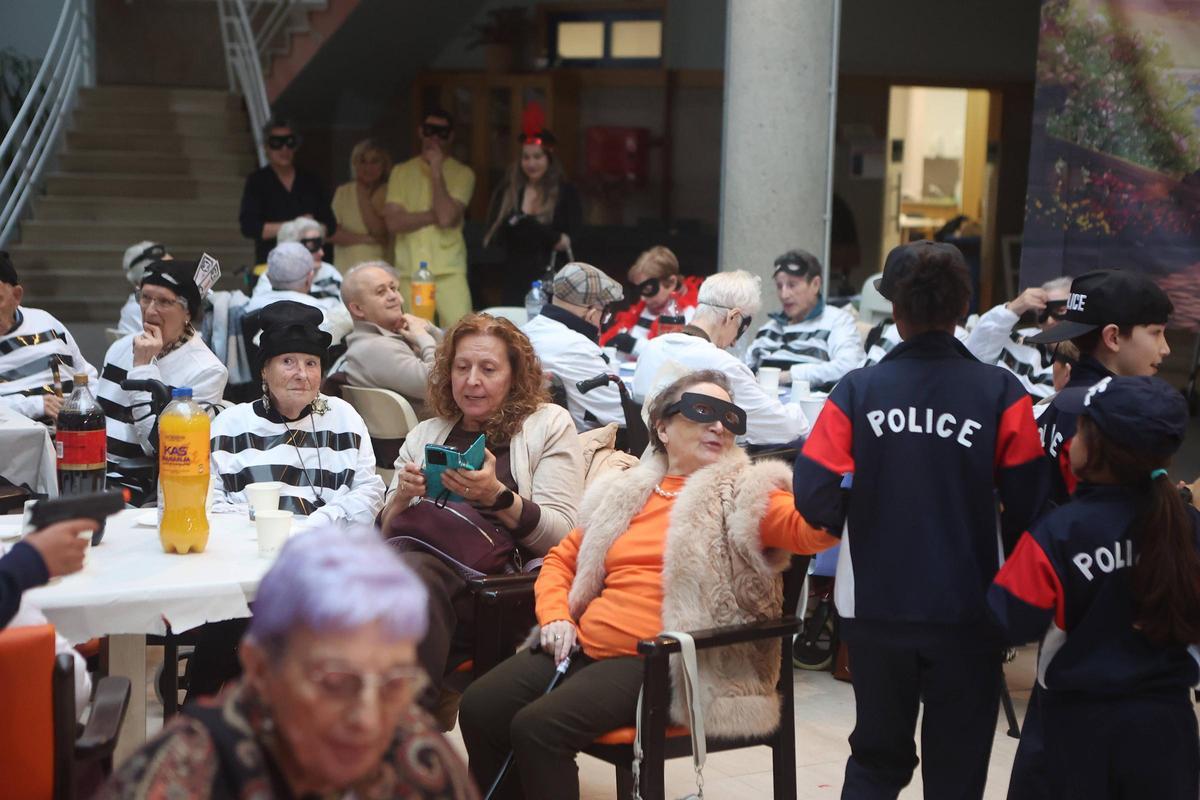 Carnaval en la residencia Torrente Ballester de A Coruña: la fiesta del robo en el Louvre