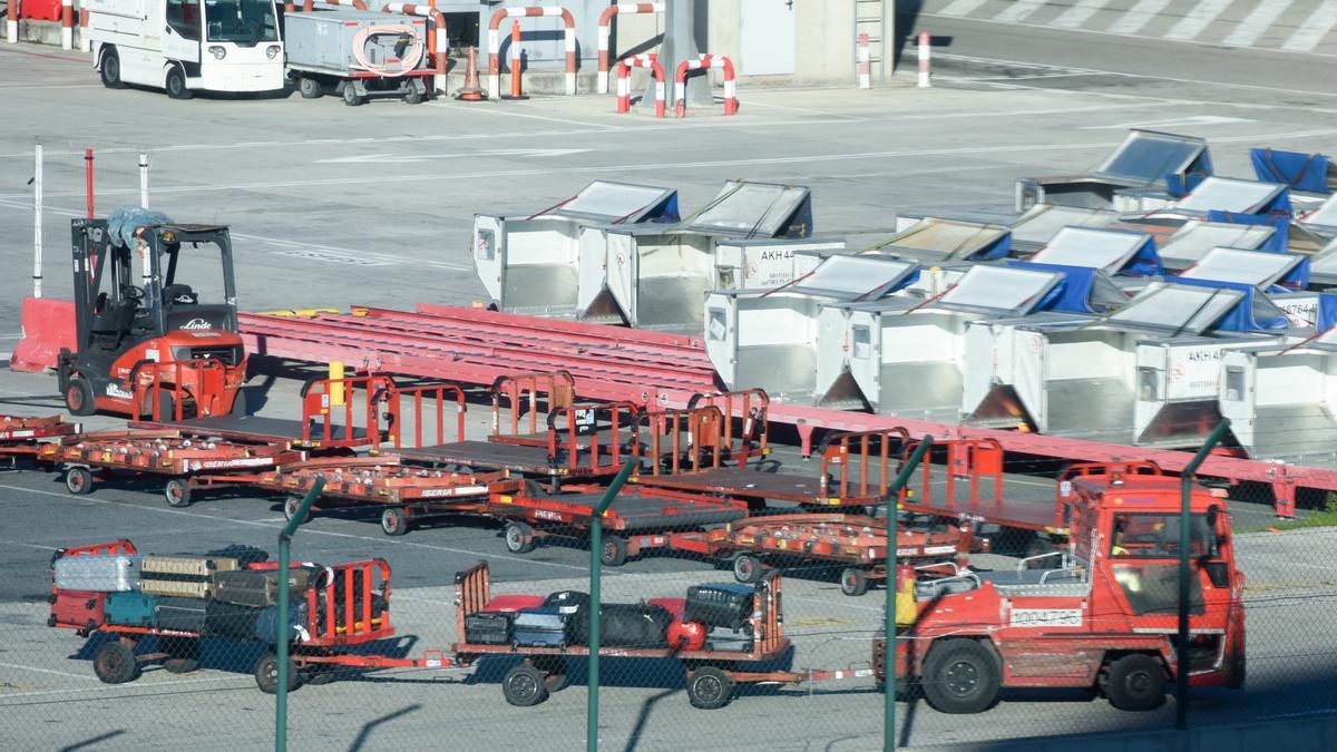 Trabajadores durante la huelga del handling de Iberia convocada por UGT y CCOO en Barajas.