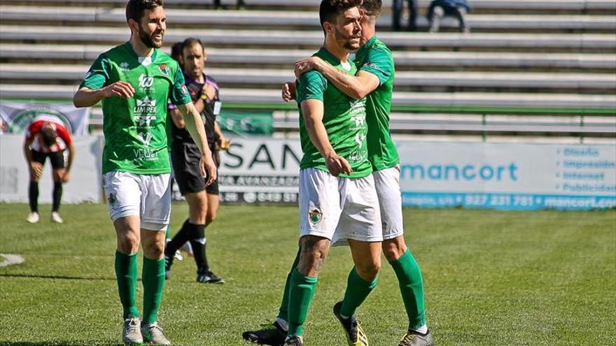 El Cacereño golea con fútbol