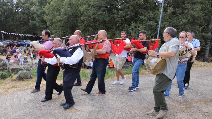 Distintos momentos de la fiesta de gaiteros en Pedrazales, con el homenaje a dos de sus maestros. | |  ARACELI SAAVEDRA