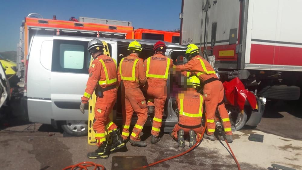 Instante del rescate de los dos heridos por parte de los bomberos.