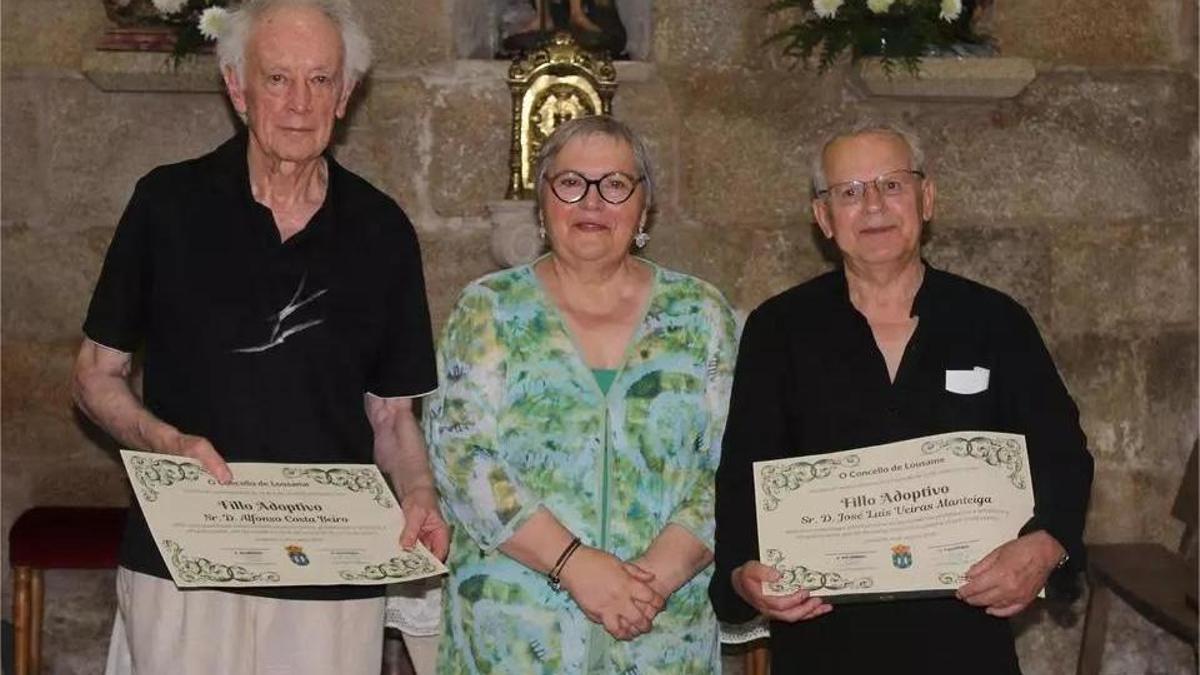 Alfonso Costa, esquerda, e Xosé Luis Veiras, o día que foron nomeados Fillos Adoptivos de Lousame, coa entón alcaldesa Teresa Villaverde.
