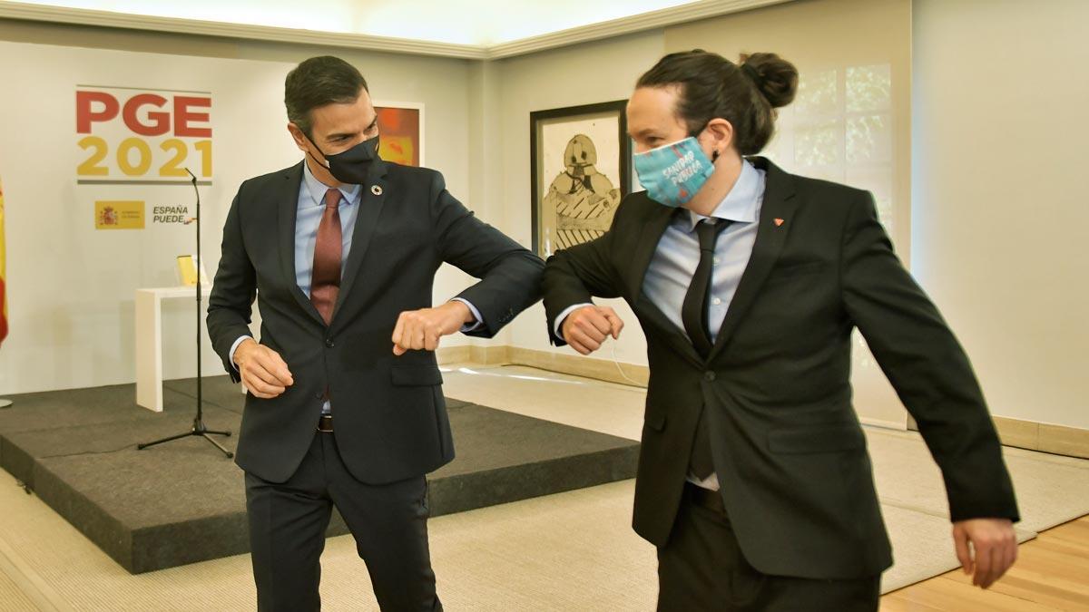 Pedro Sánchez y Pablo Iglesias presentan las claves de los Presupuestos. En la foto, ambos se saludan tras el acto de presentación.