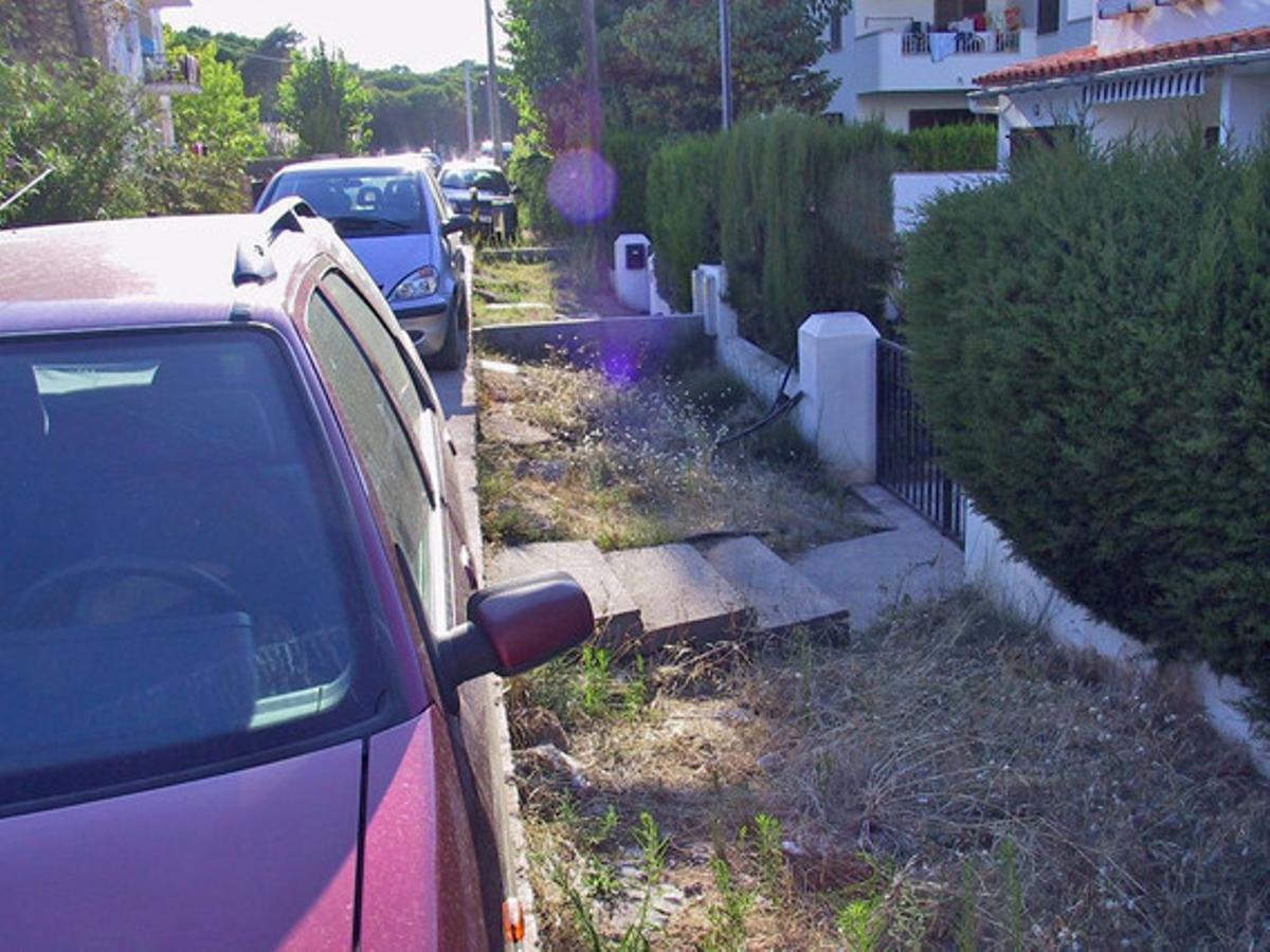 Obres amb un resultat nefast.El desnivell entre les cases i el carrer no hi ha estat sempre. Les obres fetes en aquest carrer, que limita entre els municipis de l’Escala i Torroella de Montgrí, per posar unes canonades subterrànies han acabat modificant la fesomia del paisatge. Un error de càlcul ha fet que el carrer hagi pujat de nivell, cosa que, a més de ser poc estètica, és una molèstia per als veïns, que, entre altres coses, no poden entrar el cotxe al garatge.