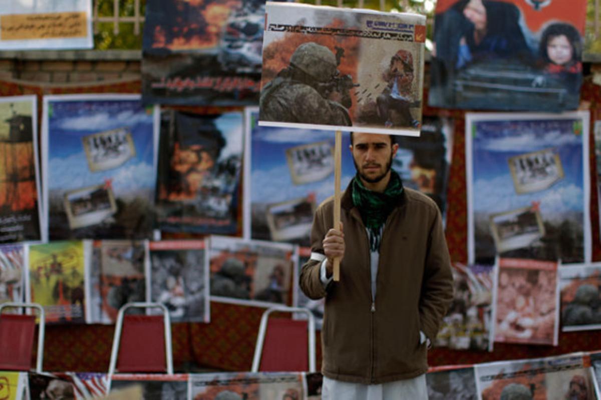 Un manifestant aguanta un cartell durant una protesta a Kabul en contra de l’acord de seguretat estratègica entre els Estats Units i l’Afganistan.