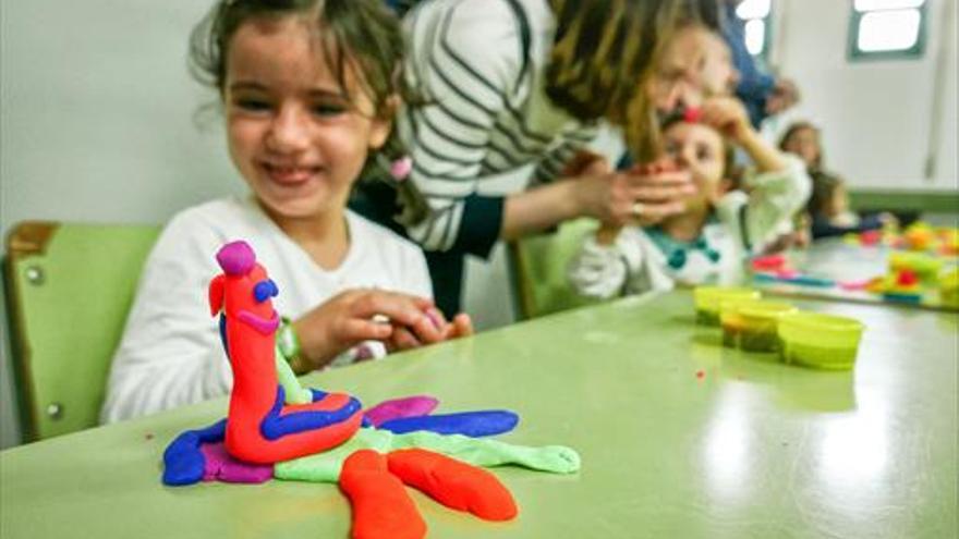 60 escolares participan en un concurso de plastilina