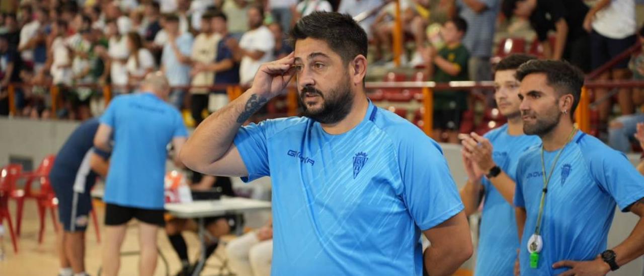 Josan González, en el centro, en el encuentro Córdoba Futsal-ElPozo Murcia.