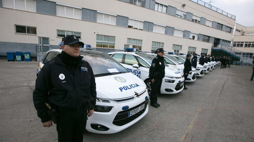 Agentes de la PolicÃ­a Local junto con sus vehÃ­culos en el cuartel.