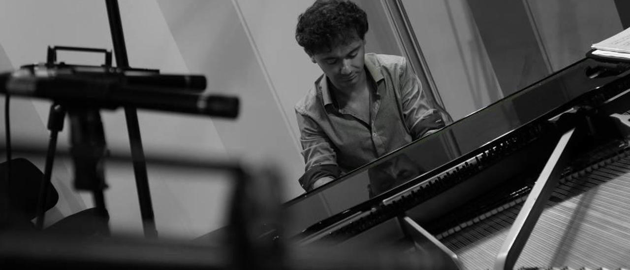 El pianista Benjamín Martínez, durante la grabación de las obras de Óscar de la Cinna para el sello Ona.