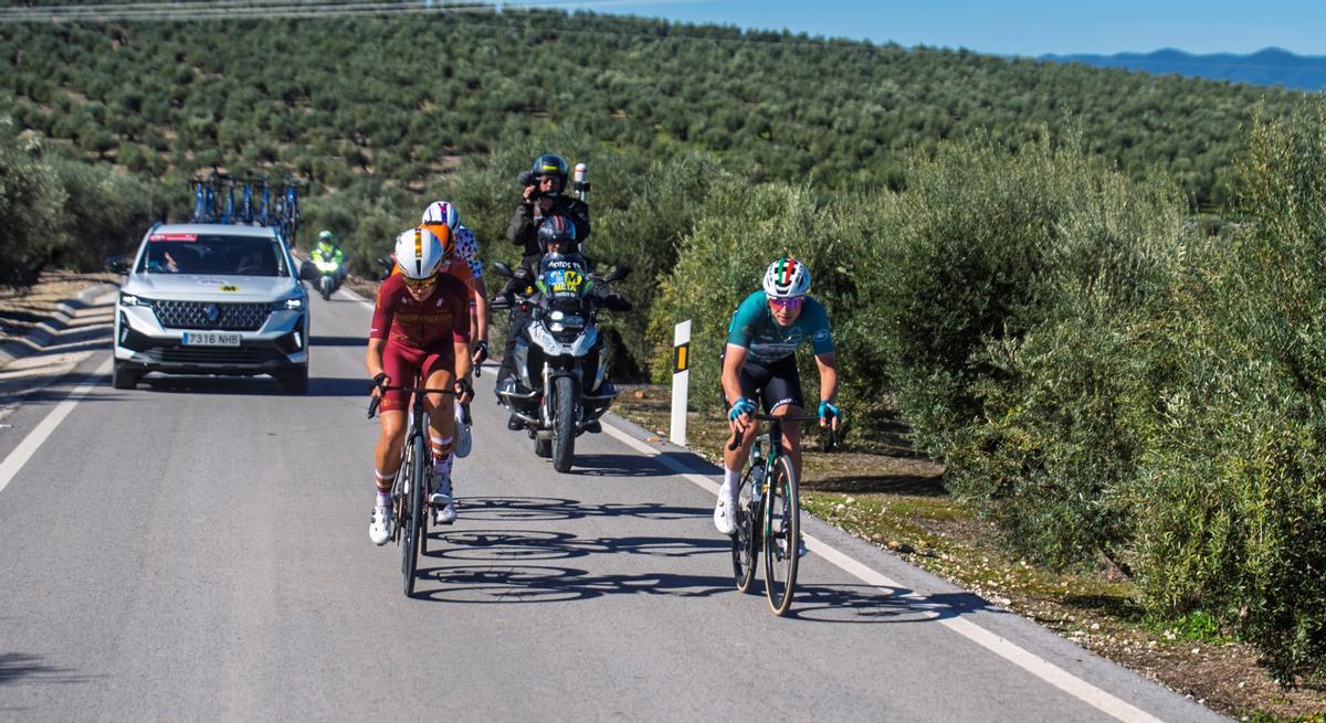 Varios ciclistas, durante el recorrido.