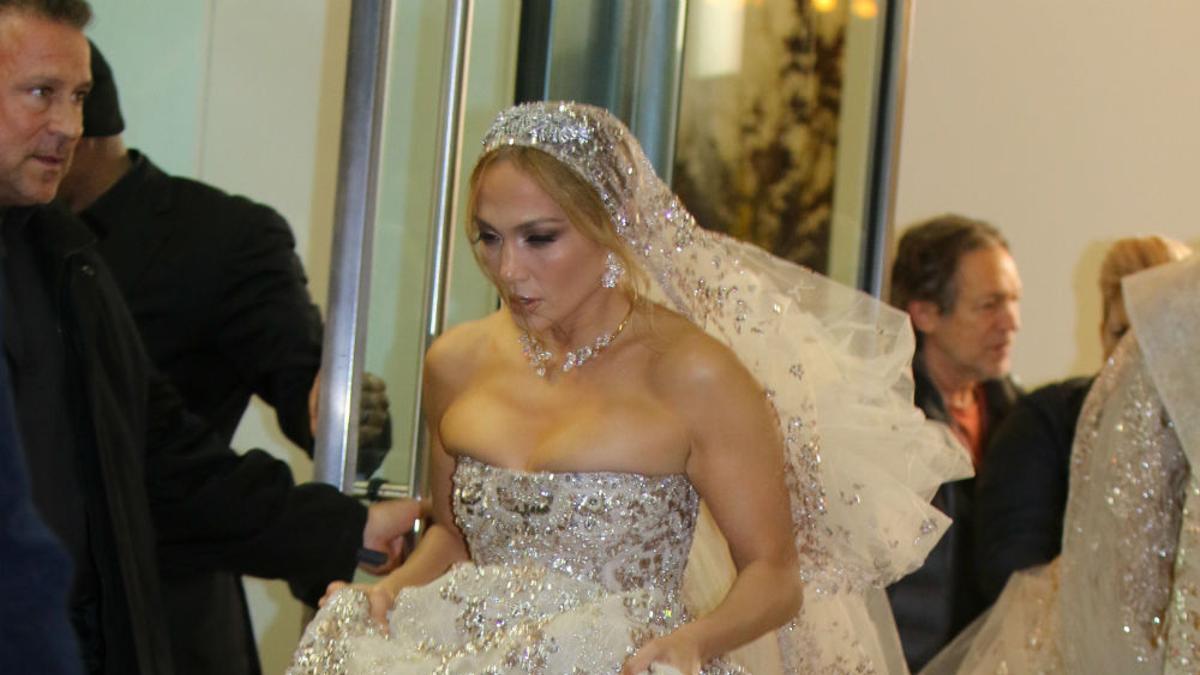 Jennifer Lopez luce impresionante con un vestido de novia metalizado con el que nos deleitará en su próxima película, 'Marry Me'