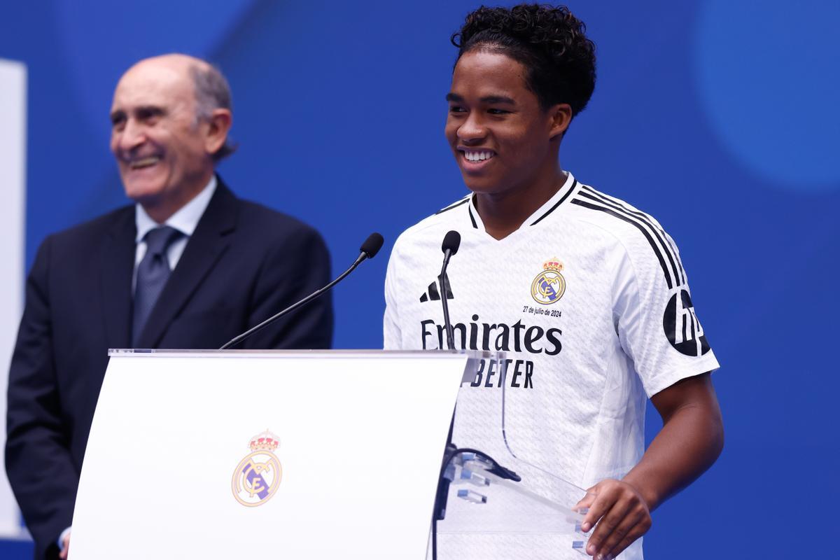 Endrick, nuevo jugador del Real Madrid, sonríe durante su presentación, junto a Pirri, presidente de honor del club blanco.