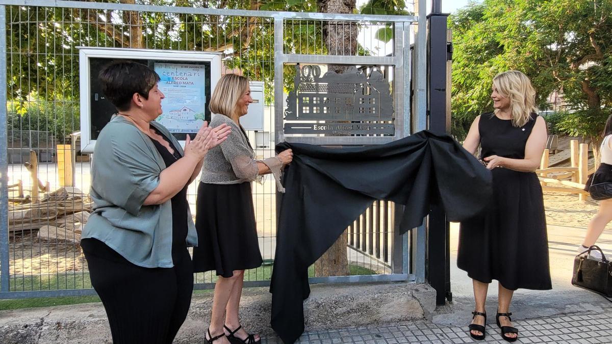 Ester Martínez, Eva Serra i Saray Gómez descobreixen la placa commemorativa