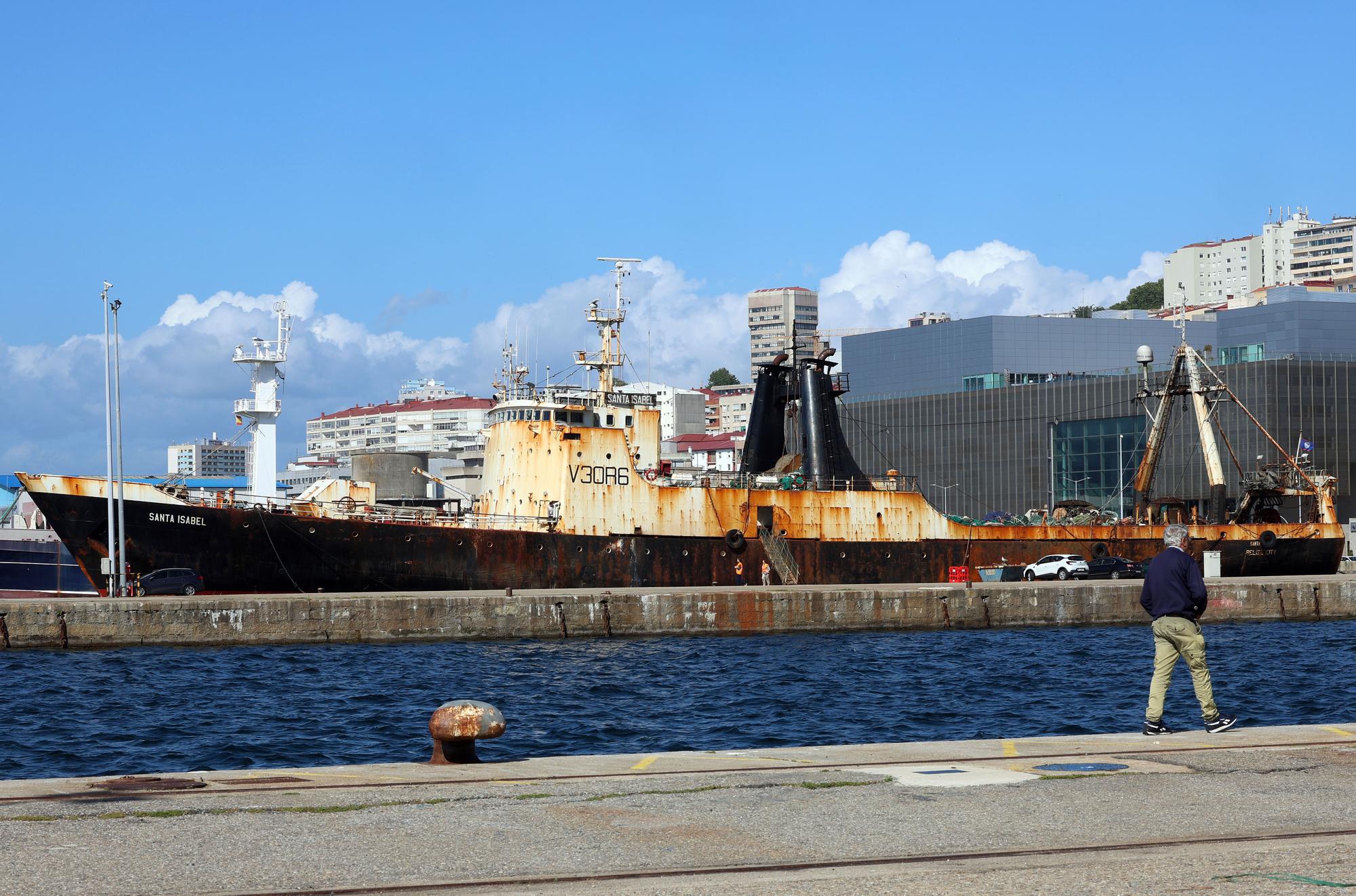 Chatarra a flote: el estado lamentable del arrastrero de Belice amarrado en Vigo