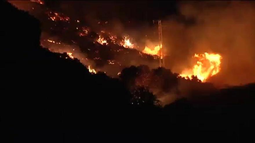 Más de 500 evacuados por dos incendios en Cádiz