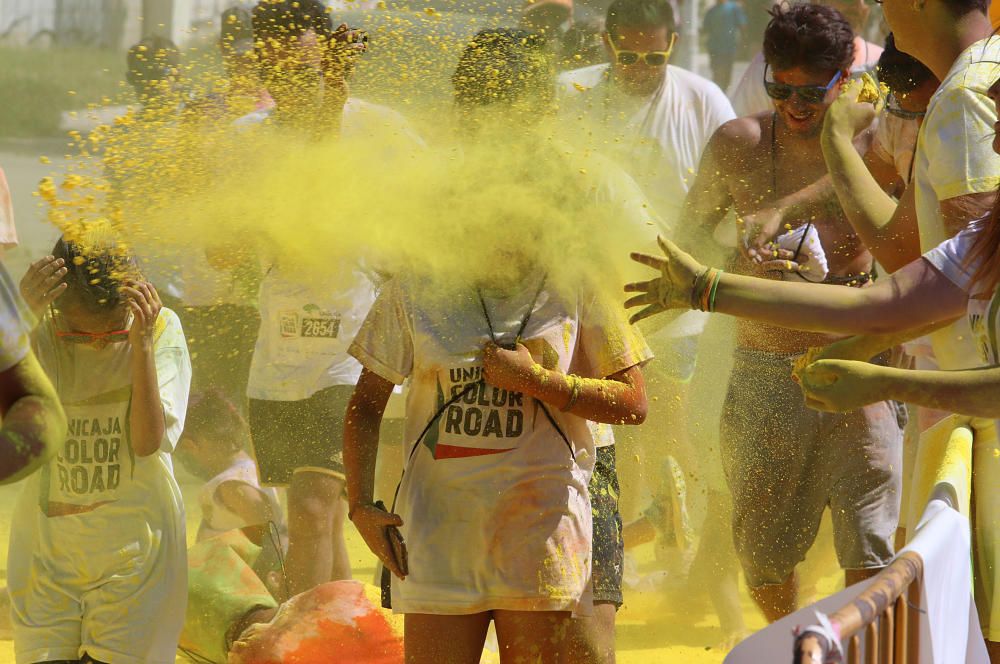 La colorida carrera organizada por Unicaja volvió a concentrar un ambiente joven y festivo en el entorno del estadio Ciudad de Málaga