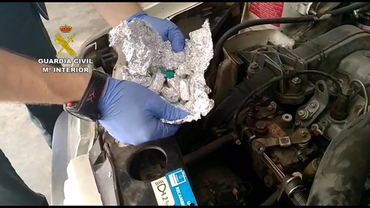 La droga estaba oculta en el coche.