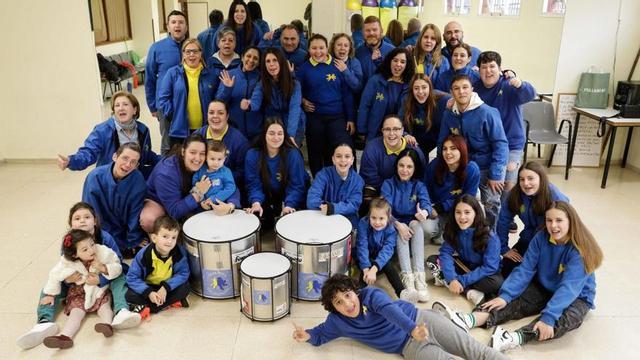 Foto de familia de la charanga "Los Acoplaos", en un ensayo en la sede vecinal de Nuevo Gijón. | JUAN PLAZA