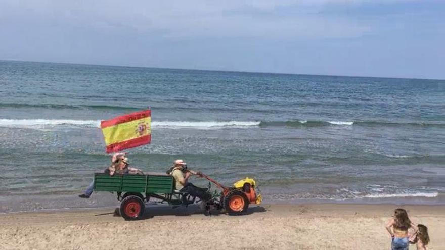 Se meten en el mar con una mula mecánica en Les Deveses de Dénia