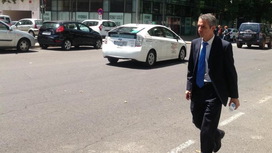 Bibiano Martínez, director territorial de Caixabank en la C.Valenciana, saliendo de la sede del Valencia CF el pasado 3 de junio.