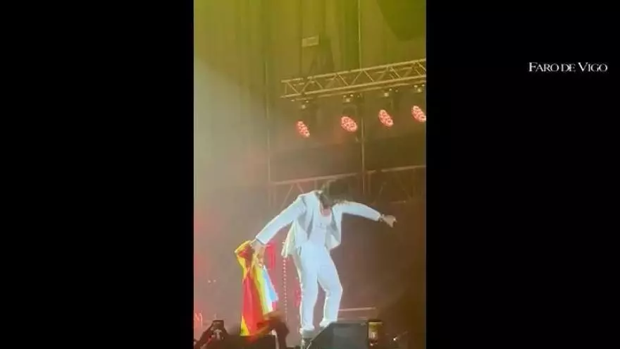 ¿Confundió David Bisbal la bandera de Galicia con la de Argentina al cantar el tema del Mundial?