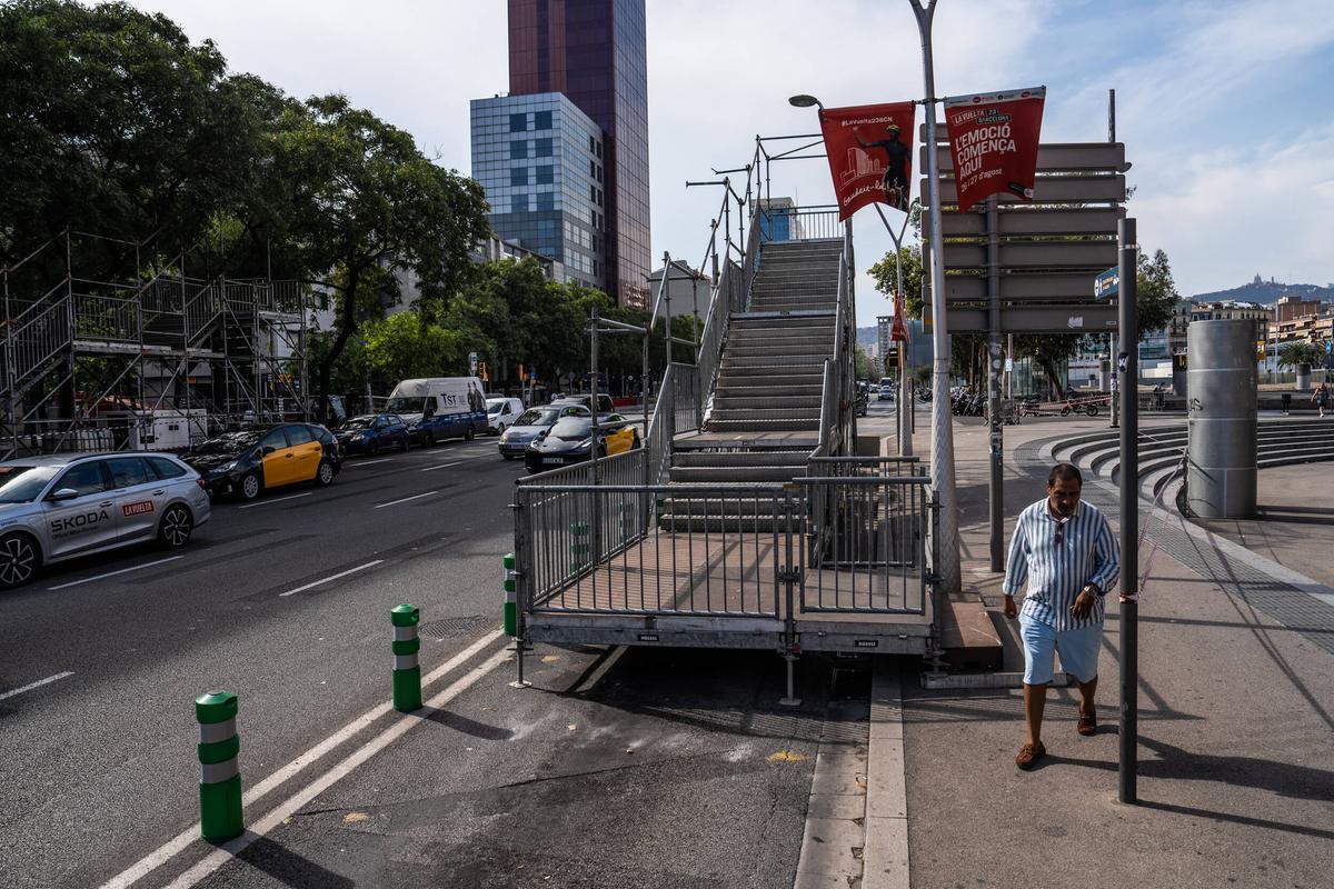 El puente para peatones junto a la meta de La Vuelta en Barcelona