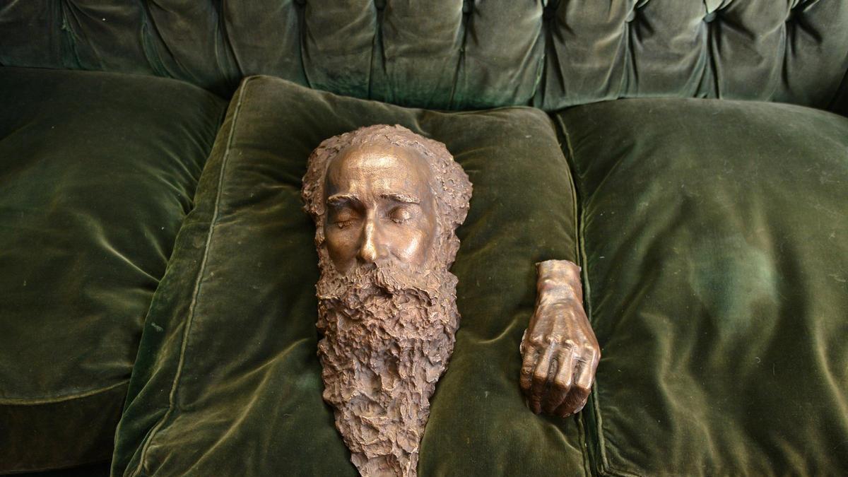 Máscara mortuoria y vaciado en bronce de la mano derecha de Valle-Inclán que realizó el artista Francisco Asorey en 1936.