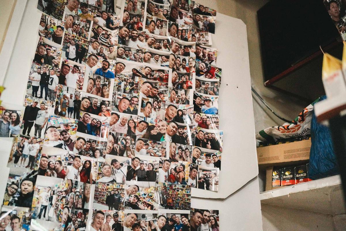 Rodeado por ese mosaico de recuerdos fotográficos, Pepe se ha convertido en un rostro inseparable de la vida cotidiana del barrio.