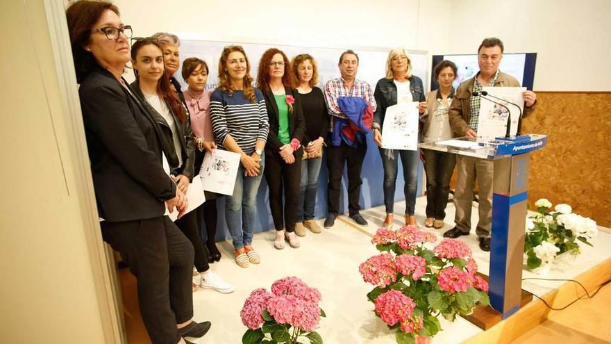 Asistentes, ayer, a la presentación de la Exposición nacional de flores de hortensia, en el Ayuntamiento.