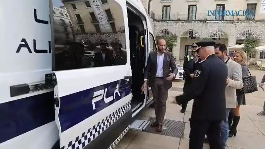 El PP y Vox exhiben unidad en Alicante: presentan los nuevos vehículos para la Policía como si fueran socios de gobierno