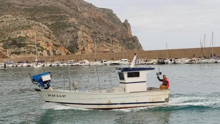 Pepe Serrat entra con su barca en la dársena de Xàbia