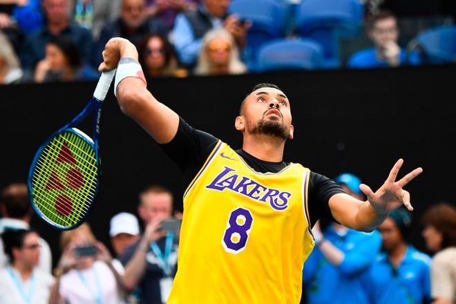 Nick Kyrgios lleva una camiseta de Los Angeles Lakers con el dorsal número 8 durante su partido del Open de Australia en Melbourne en homenaje a Kobe Bryant fallecido en un accidente de helicóptero.