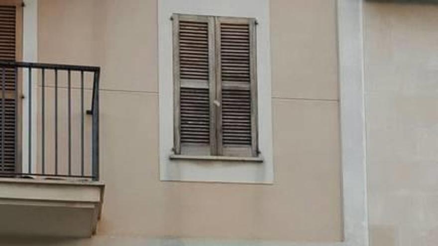 La menor de dos años cayó ayer desde la ventana del primer piso en la calle Son Boi, en Consell.