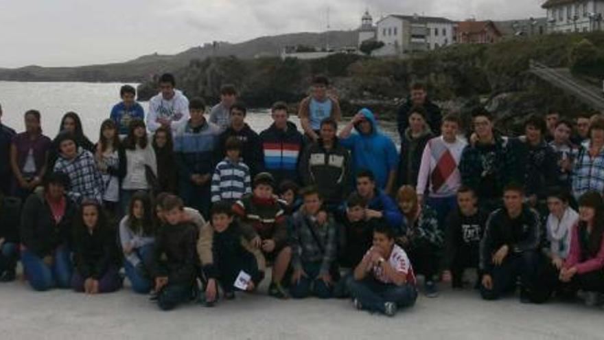 Los alumnos participantes  en el intercambio posan en el puerto de Llanes.