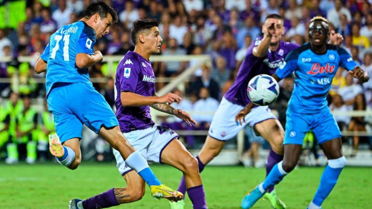 Lozano en una acción del partido ante la Fiorentina
