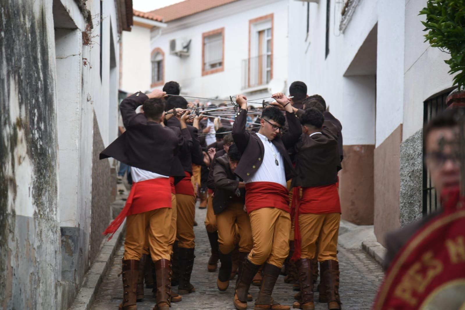 Obejo celebra su tradicional danza de las espadas en honor de San Benito