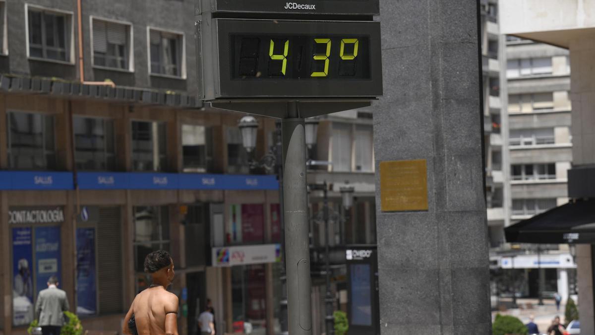 La ola de calor aprieta en Asturias: paraguas al sol, agua y fuentes para combatir los casi 40 grados