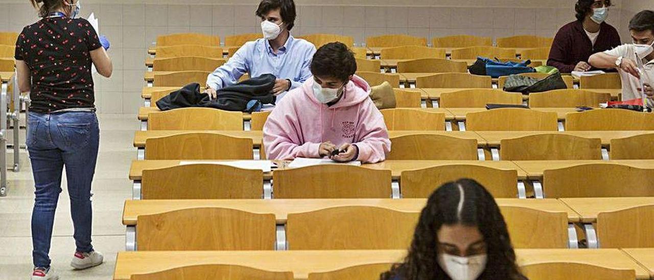 Alumnos con mascarillas en un aula del campus de Mieres.