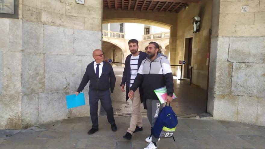 Adán Vizarraga, en el centro, ayer a su salida del juicio. | DM