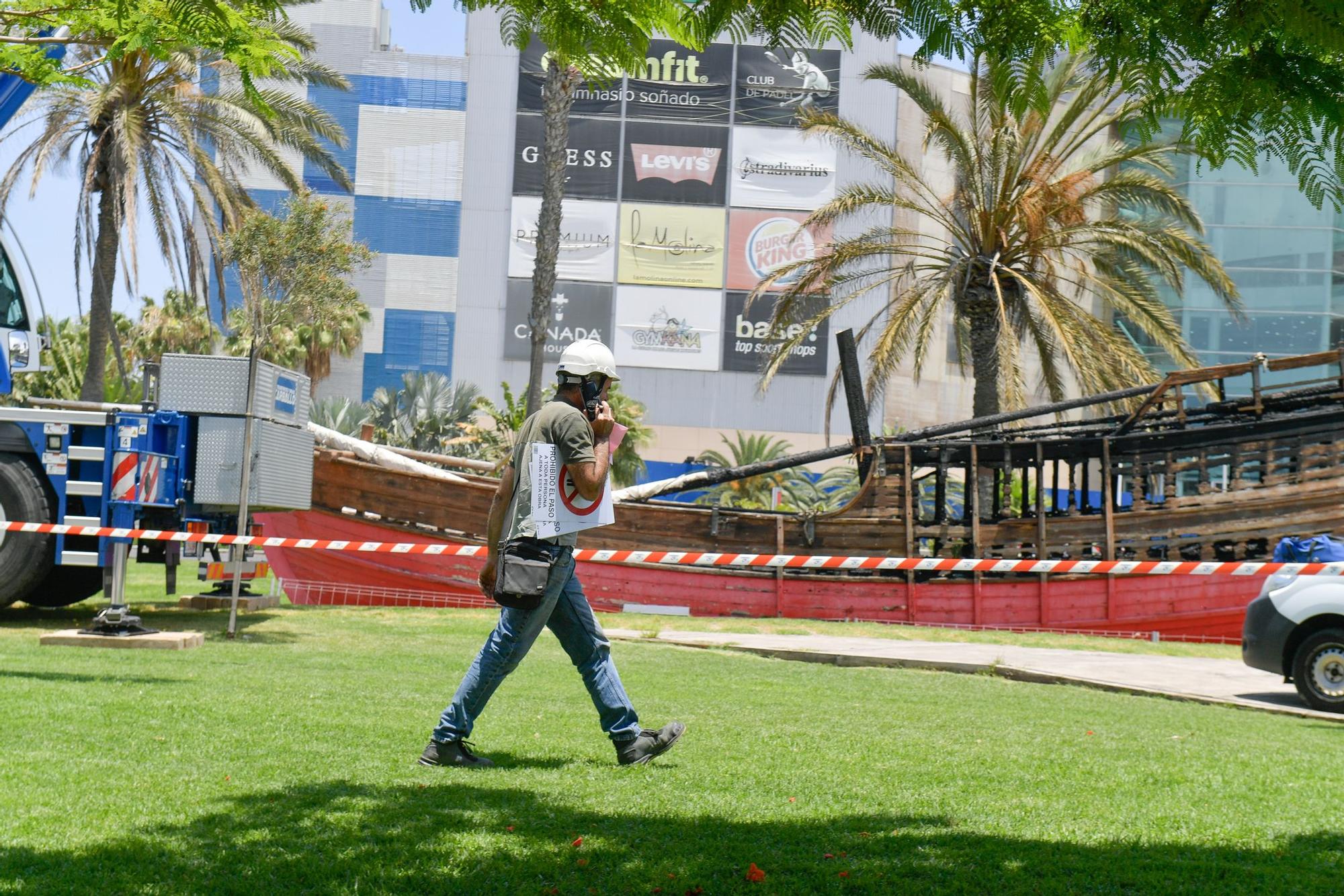 Arde la réplica de 'La Niña' en el Parque de Santa Catalina