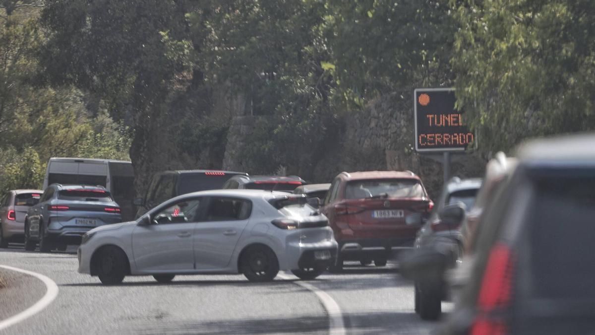 Varios vehículos, atrapados en el atasco que ha generado el cierre del túnel de Sóller.