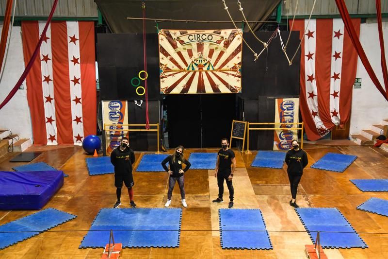 La escuela de circo malabares San Borondón cumple quince años