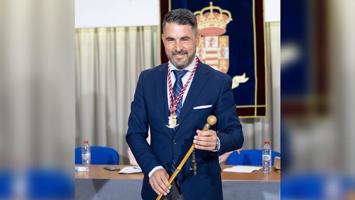 El alcalde de Zuheros, Juanma Poyato, con el bastón de mando en el día de su toma de posesión.