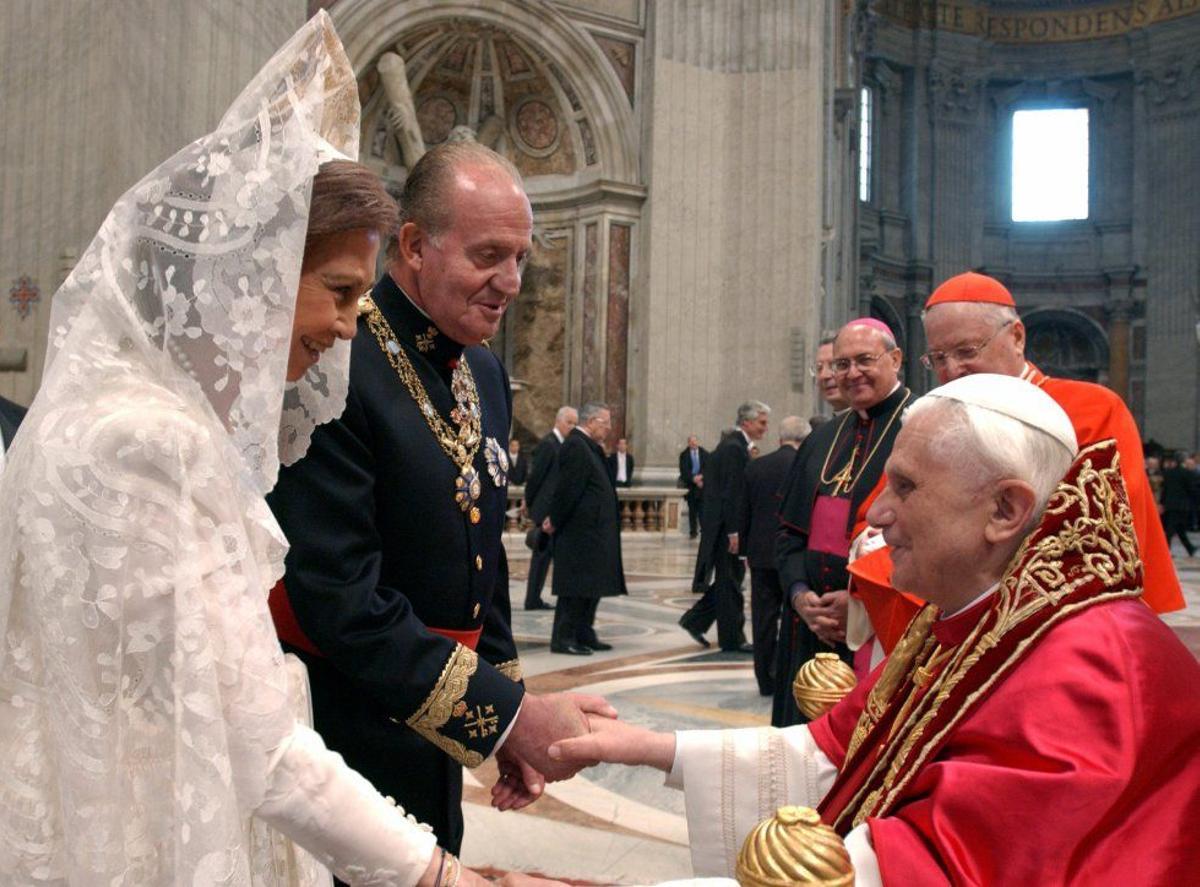 Los Reyes durante la entronización de Ratzinger como Papa, en 2005.