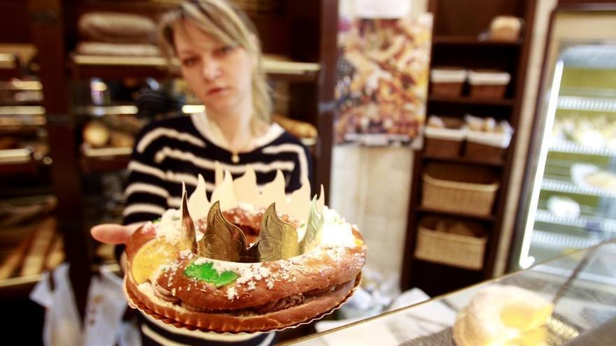 Pastelera muestra un tradicional Roscón