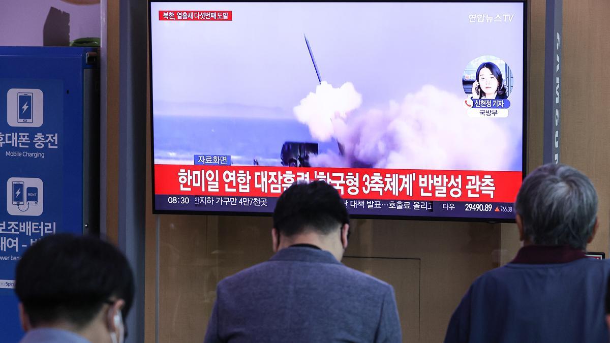 Noticias en televisión sobre el lanzamiento del misil por parte de Corea del Norte