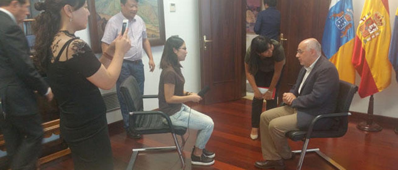 El presidente insular, Antonio Morales, reunido con periodistas del canal internacional CCTV de China.