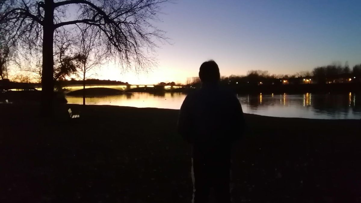 El joven zamorano pasea junto al río Duero.